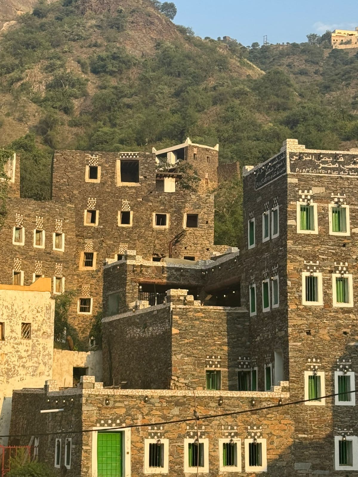आभा: कला, विरासत और धुंध भरी चोटियाँ