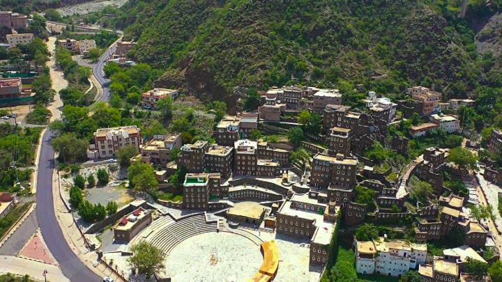 रियाद से अबहा तक, एक कार्यक्रम जिसमें आवास, परिवहन और दर्शनीय स्थलों की यात्रा शामिल है।