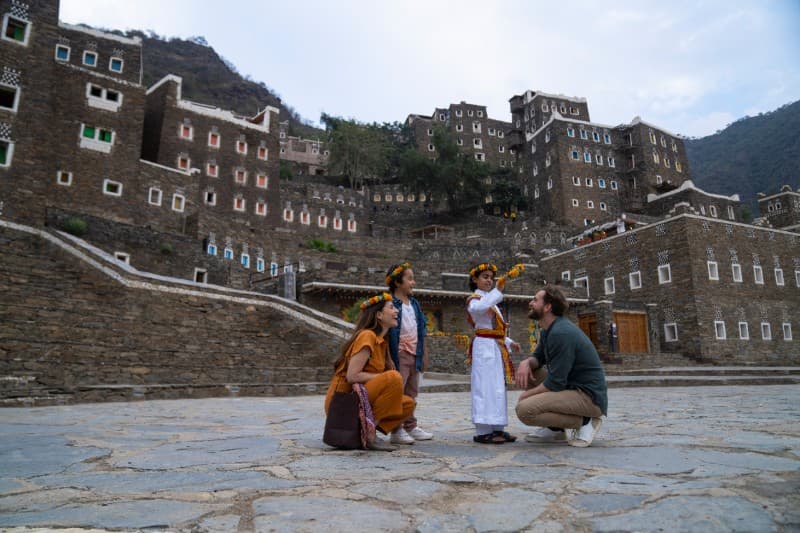 रियाद से अबहा तक, एक कार्यक्रम जिसमें आवास, परिवहन और दर्शनीय स्थलों की यात्रा शामिल है।