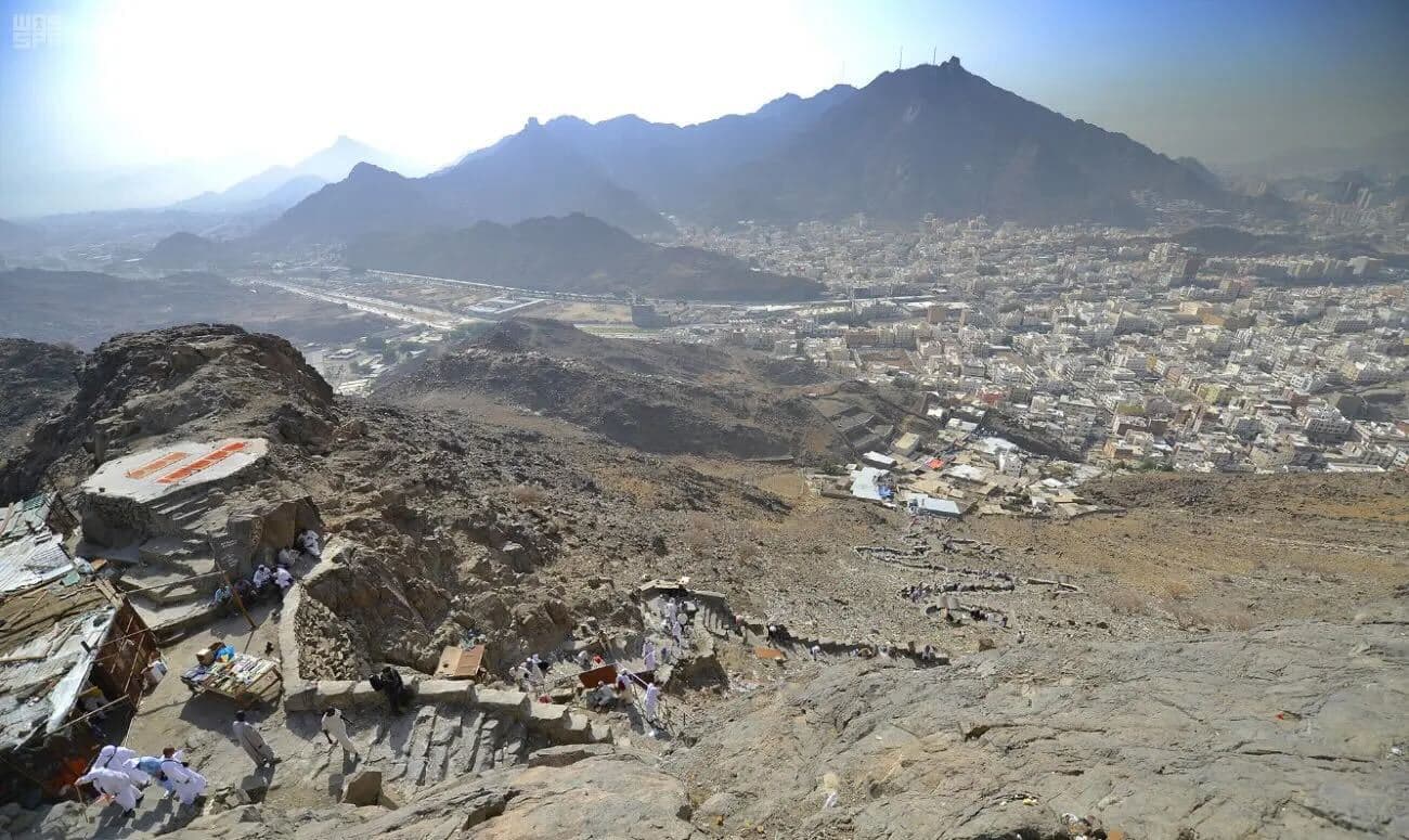 मक्का: मक्का स्काई टूर पर माउंट अल-नूर, थौर गुफा और क्लॉक टॉवर देखें।