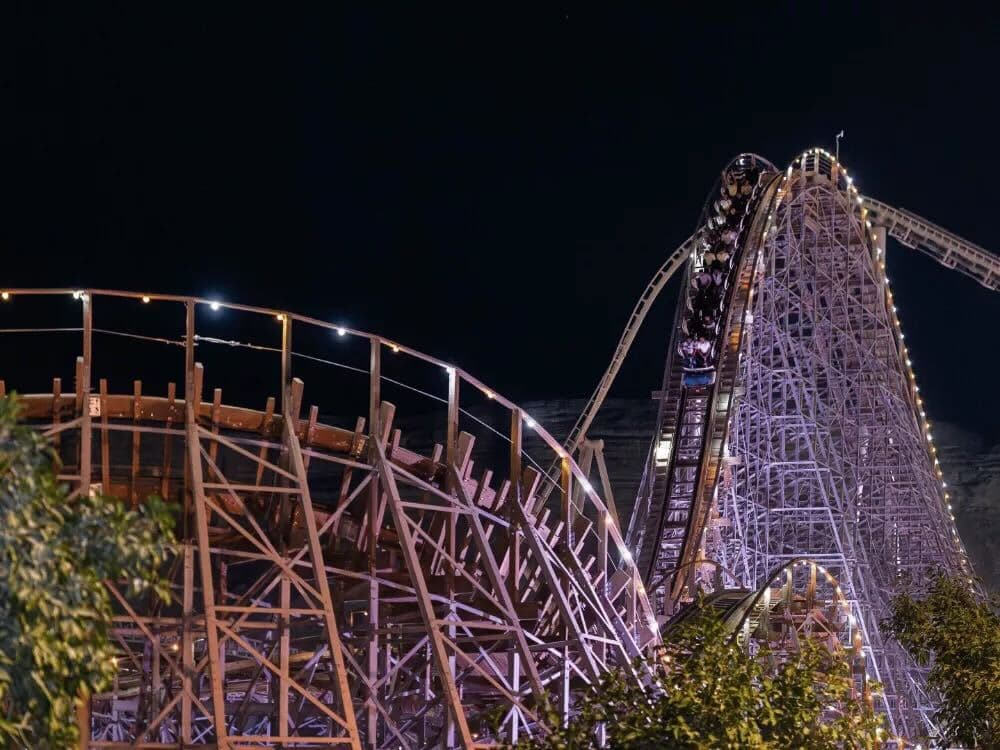 Menginap dua malam di hotel bintang 4 dengan tiket Six Flags untuk lima orang.