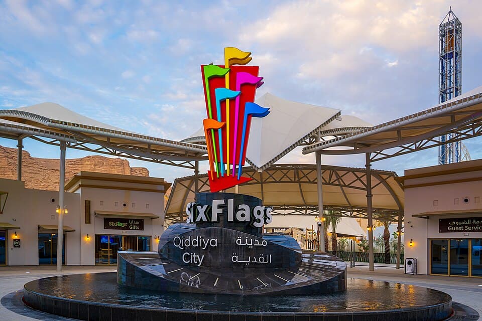 Dos noches en un hotel de 4 estrellas y entradas para SIX FLAGS Aquariba para 5 personas con traslados.
