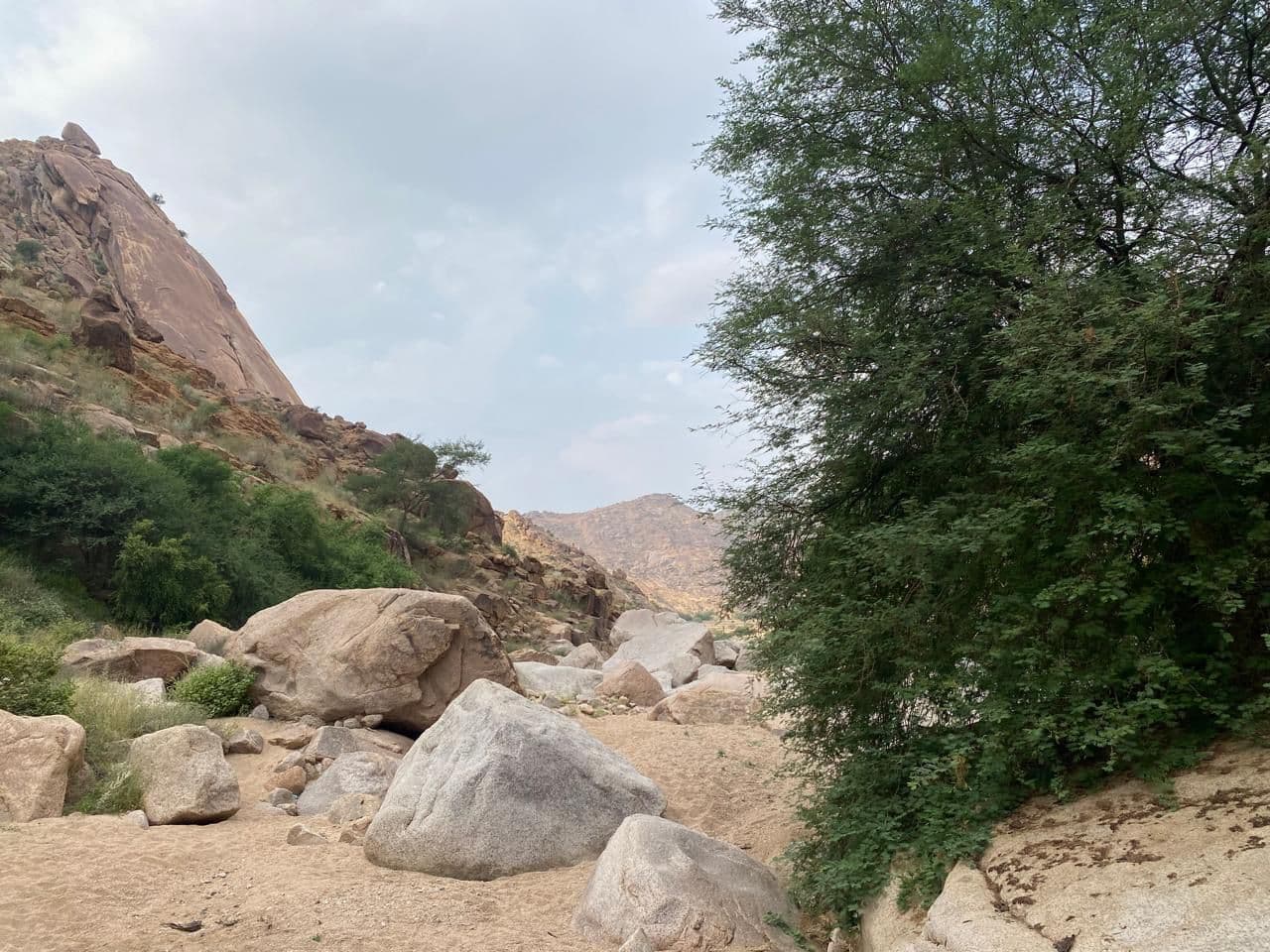 هايكنج وادي نعمان - مغامرة بين الطبيعة والإطلالات