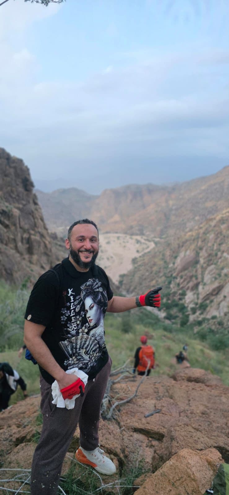 هايكنج وادي نعمان - مغامرة بين الطبيعة والإطلالات