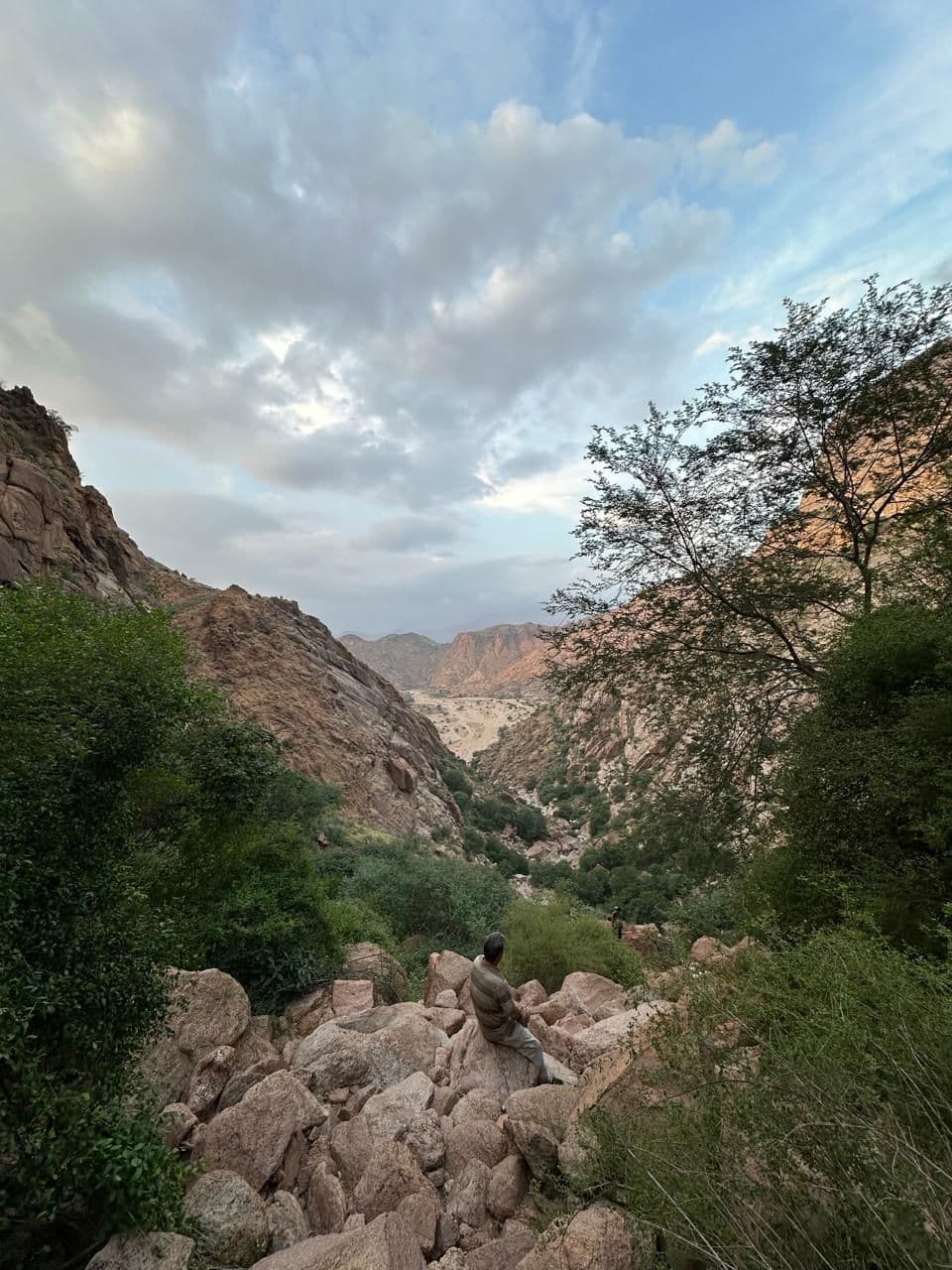 هايكنج وادي نعمان - مغامرة بين الطبيعة والإطلالات