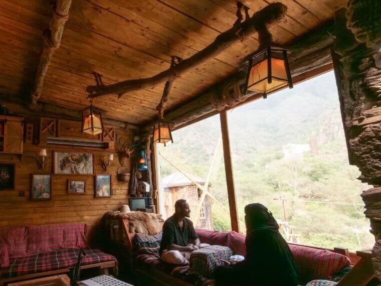 रिजाल अलमा और अल-सौदा की चोटियों के बीच एक प्रामाणिक असिरी यात्रा।