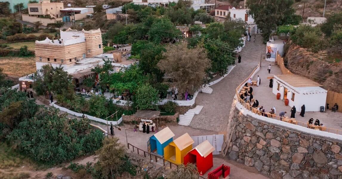 Un recorrido por la naturaleza en medio del impresionante paisaje montañoso de Asir.