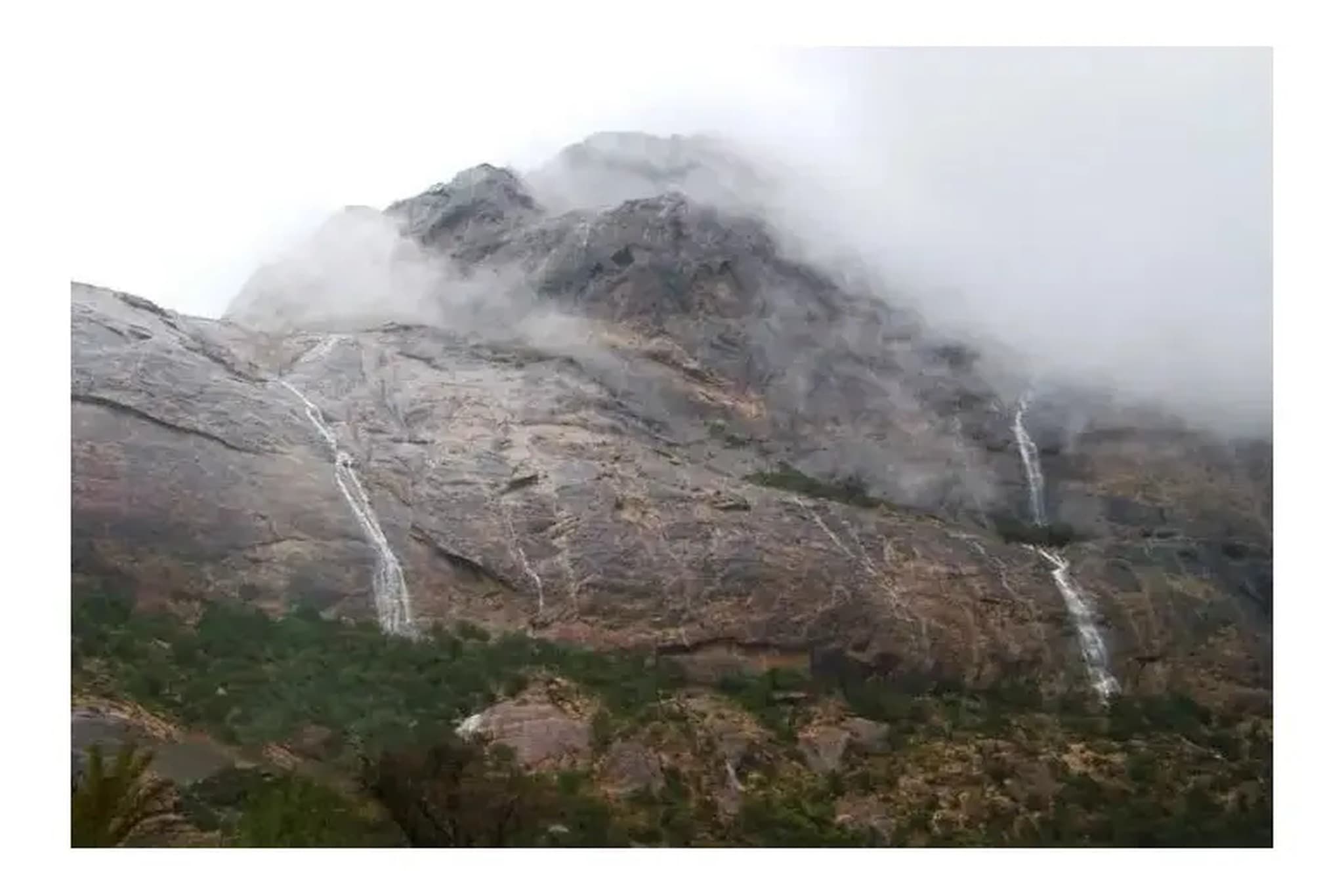 Un recorrido turístico por Tanomah, visitando los parques, cascadas y montañas de Tanomah.