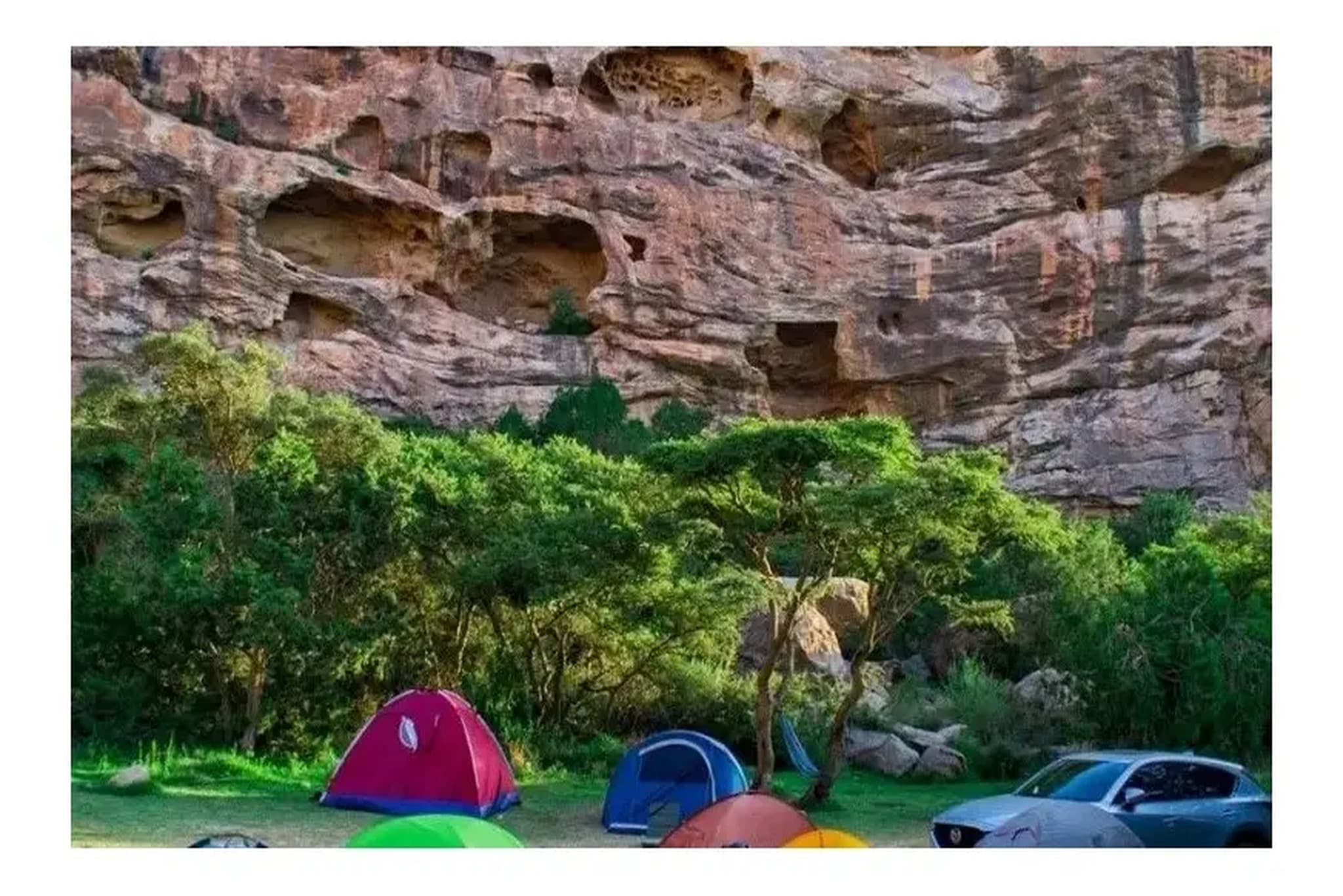 Un recorrido turístico por Tanomah, visitando los parques, cascadas y montañas de Tanomah.