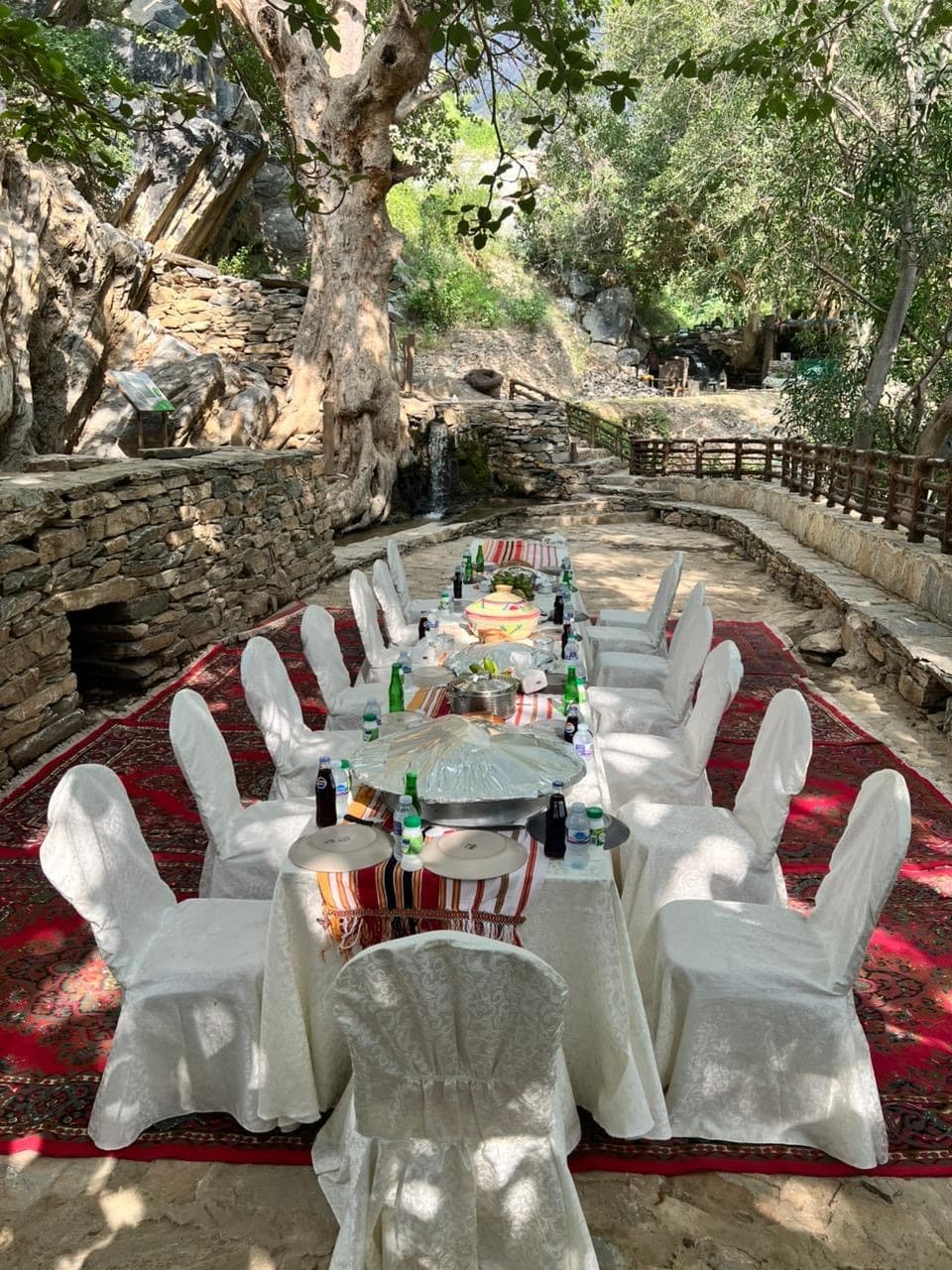 Petit-déjeuner ou déjeuner dans le village de Dhi Ain