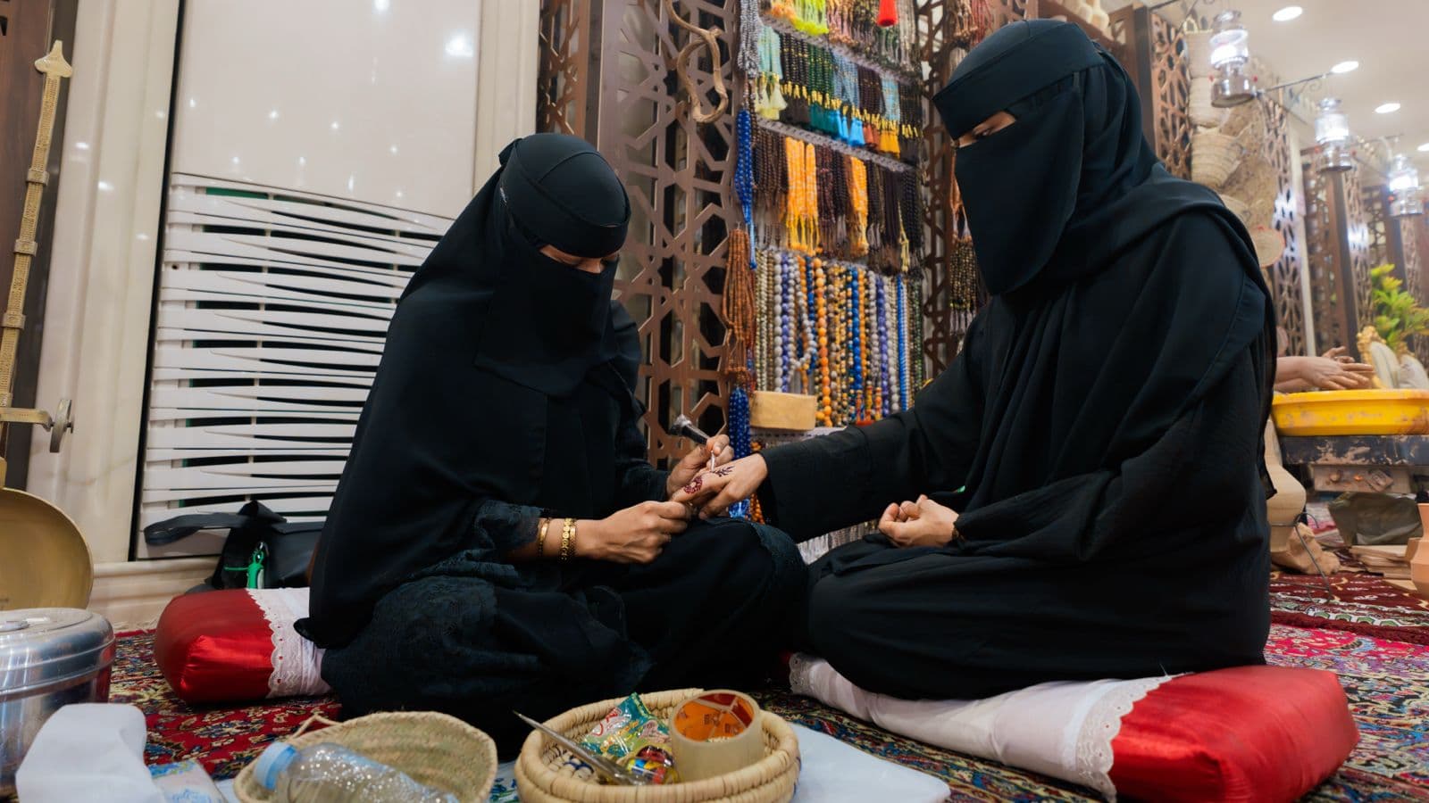 أجواء مكية تأخذك في قصص .... أثناء تجربتك للقهوة السعودية