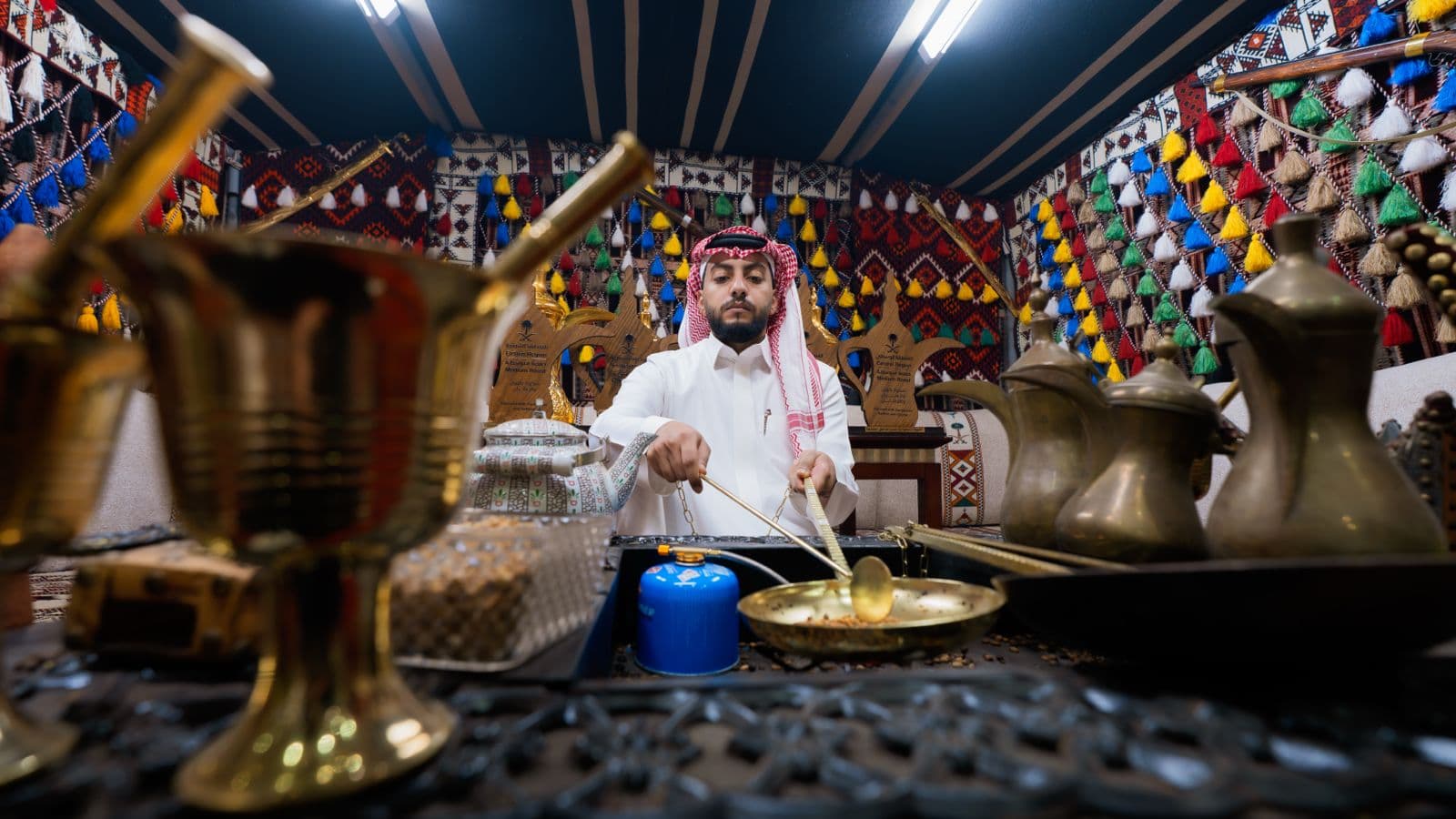 أجواء مكية تأخذك في قصص .... أثناء تجربتك للقهوة السعودية