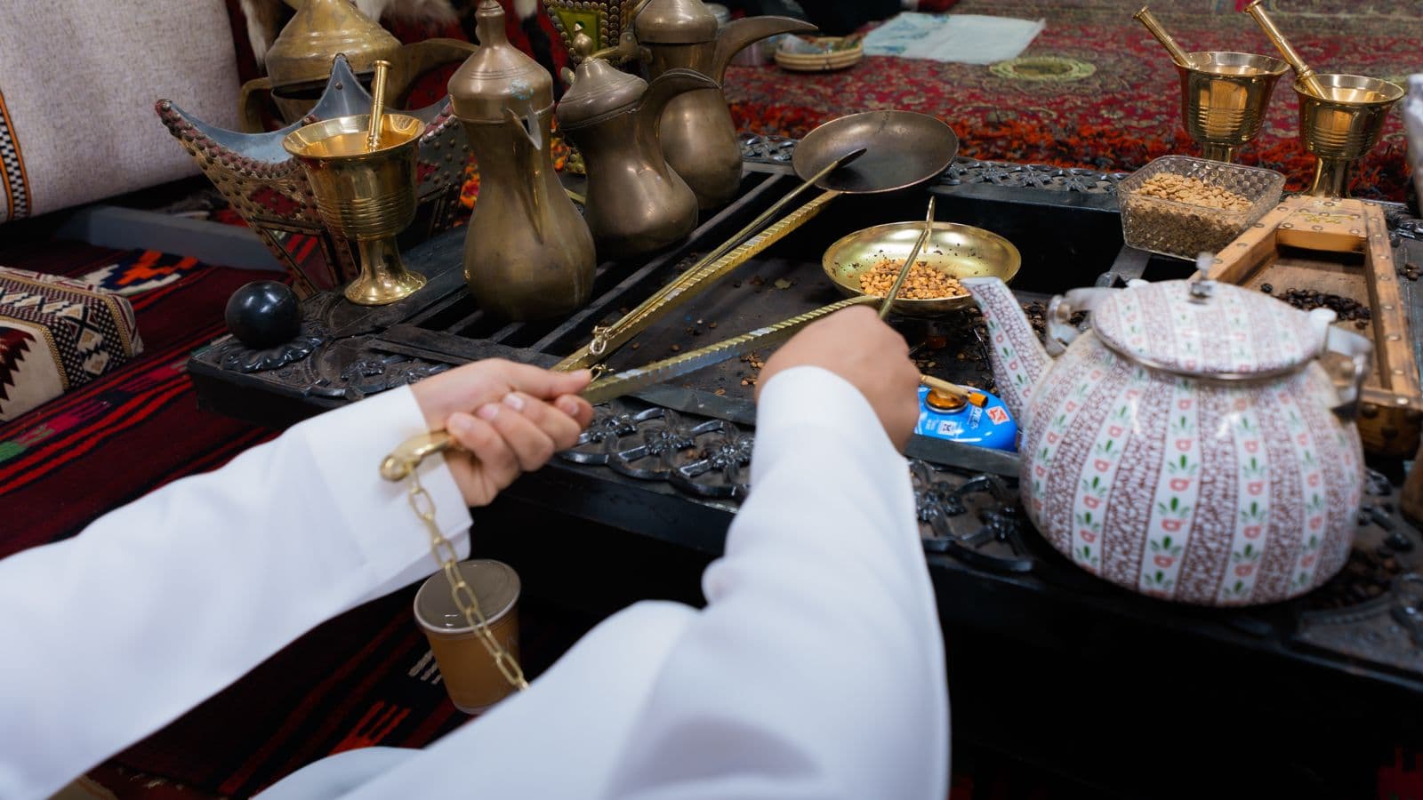 أجواء مكية تأخذك في قصص .... أثناء تجربتك للقهوة السعودية