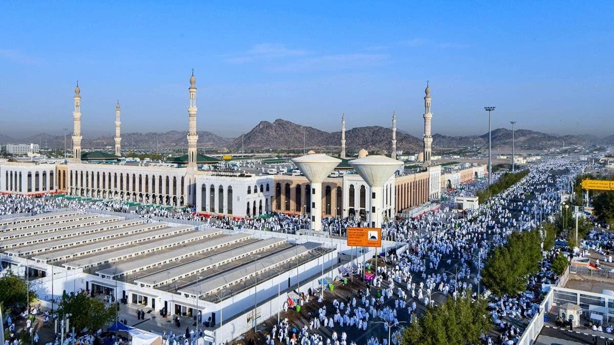 حجاج کا راستہ: مقدس مقامات کی روشنیوں کے درمیان سیاحوں کا سفر