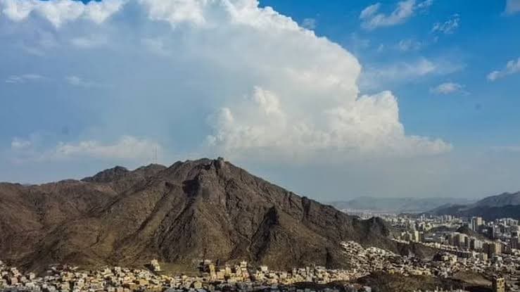 حجاج کا راستہ: مقدس مقامات کی روشنیوں کے درمیان سیاحوں کا سفر