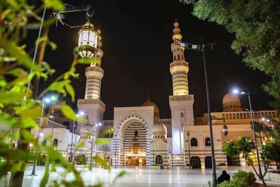 حجاج کا راستہ: مقدس مقامات کی روشنیوں کے درمیان سیاحوں کا سفر