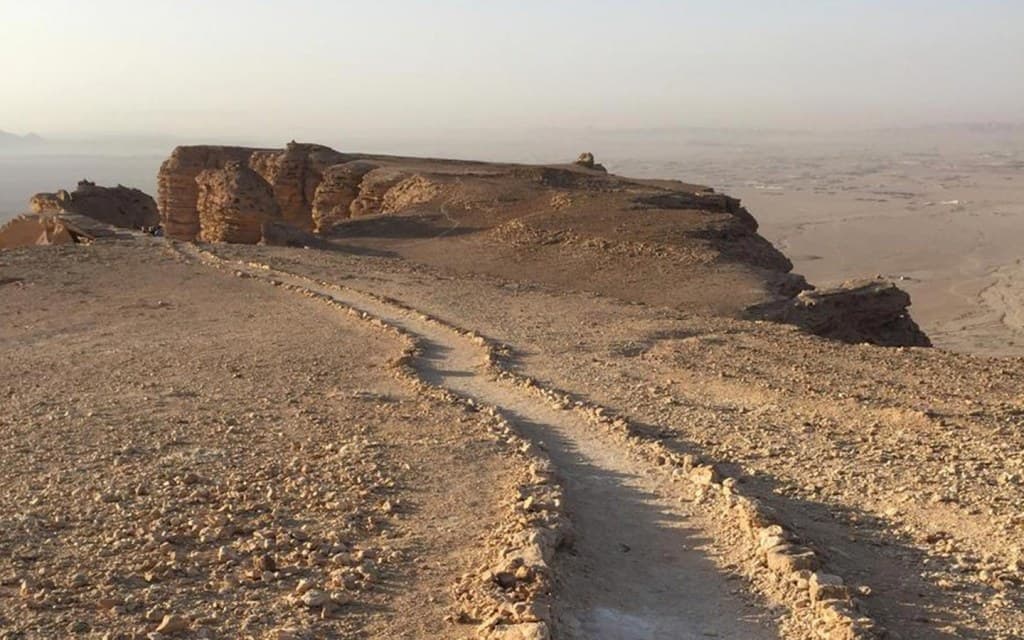 Senderismo en el sendero de Al-Manjur
