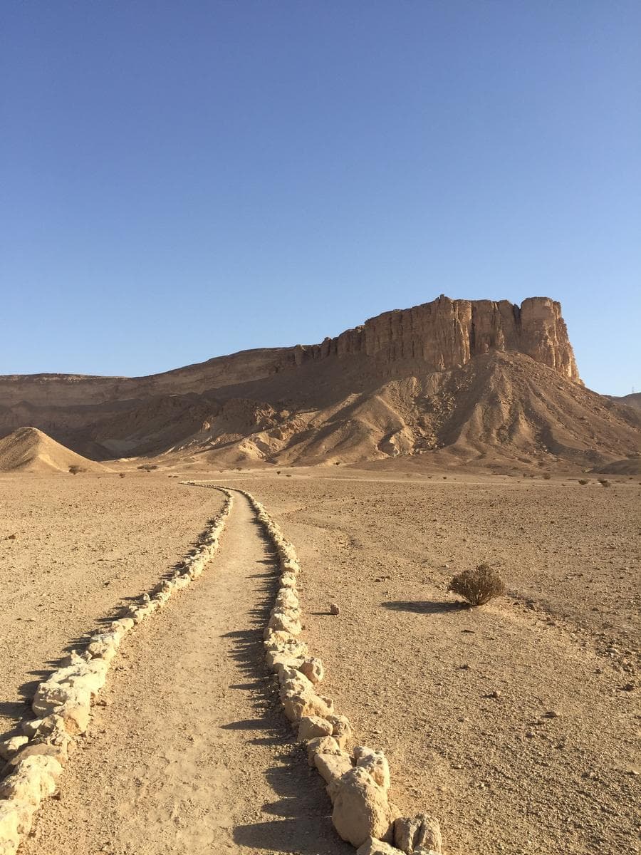 Senderismo en el sendero de Al-Manjur