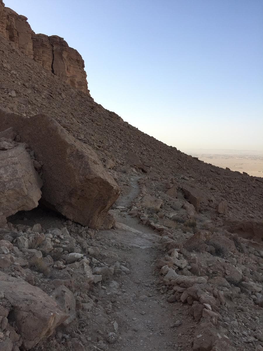 Senderismo en el sendero de Al-Manjur