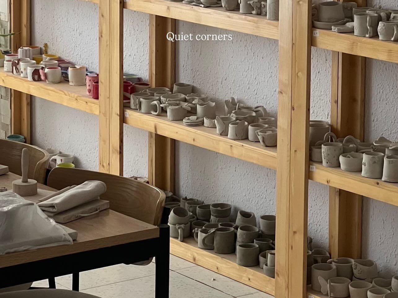 Salut : Ateliers de poterie en intérieur pour femmes à Dakla