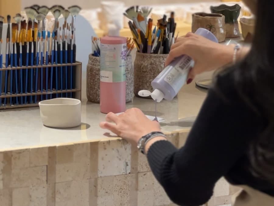 Salut : Ateliers de poterie en intérieur pour femmes à Dakla