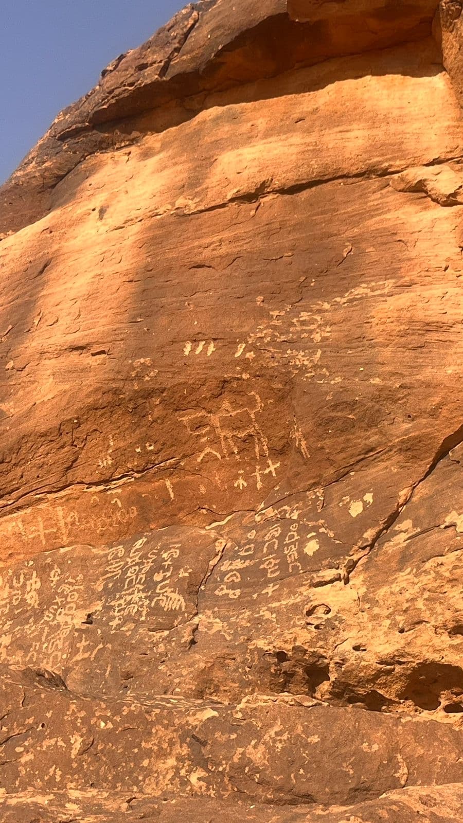 Descubre Hail: una excursión arqueológica de dos días con guía.